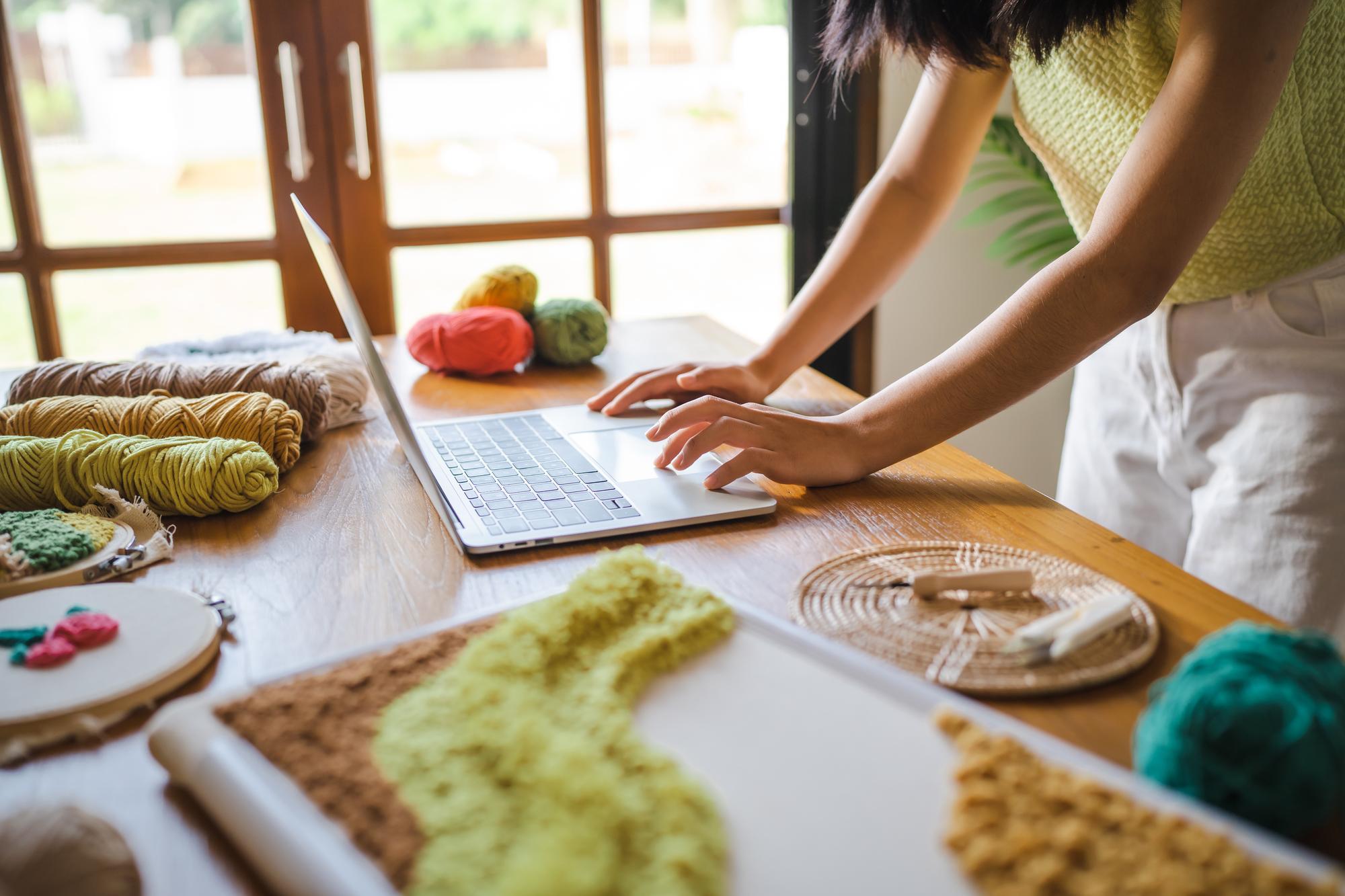 Angolo di cucina studio con ingredienti freschi