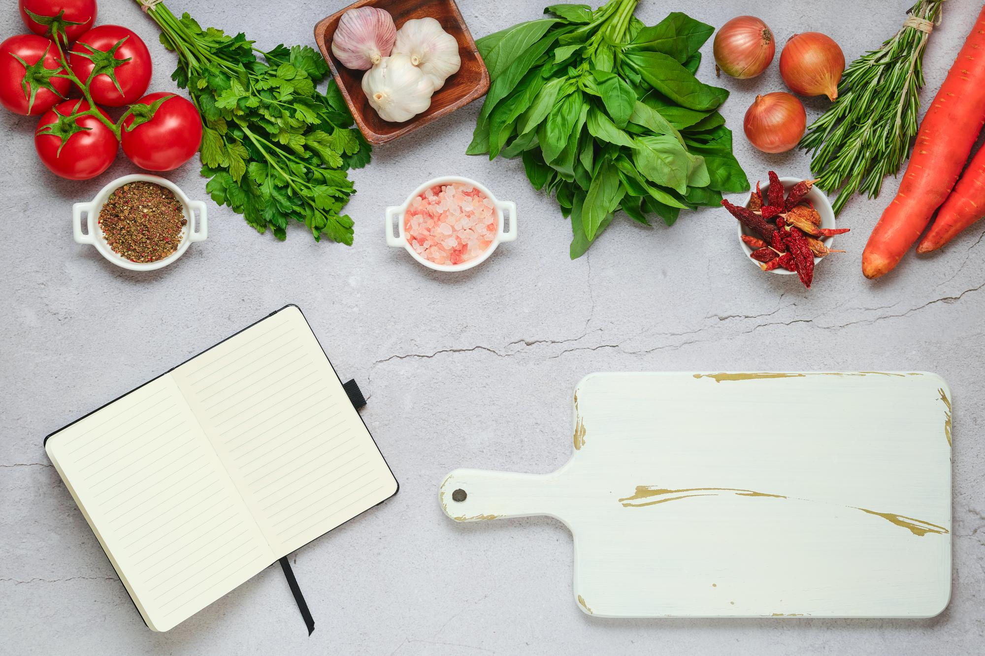 Ingredienti organizzati su tagliere