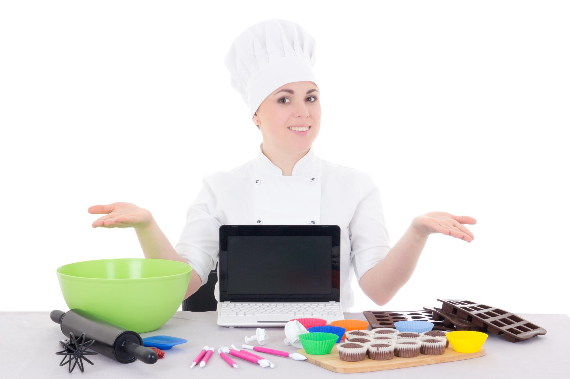 Chef che spiega una tecnica in cucina